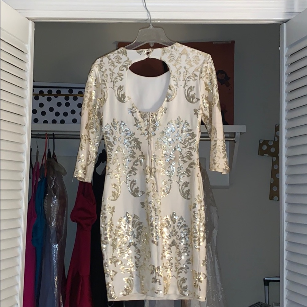 Short dress with gold sequence design - Picture 2 of 2